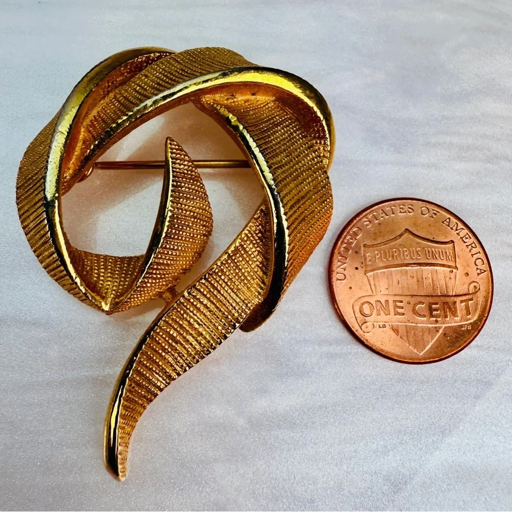 Elegant Vintage Goldtone Textured  Brooch